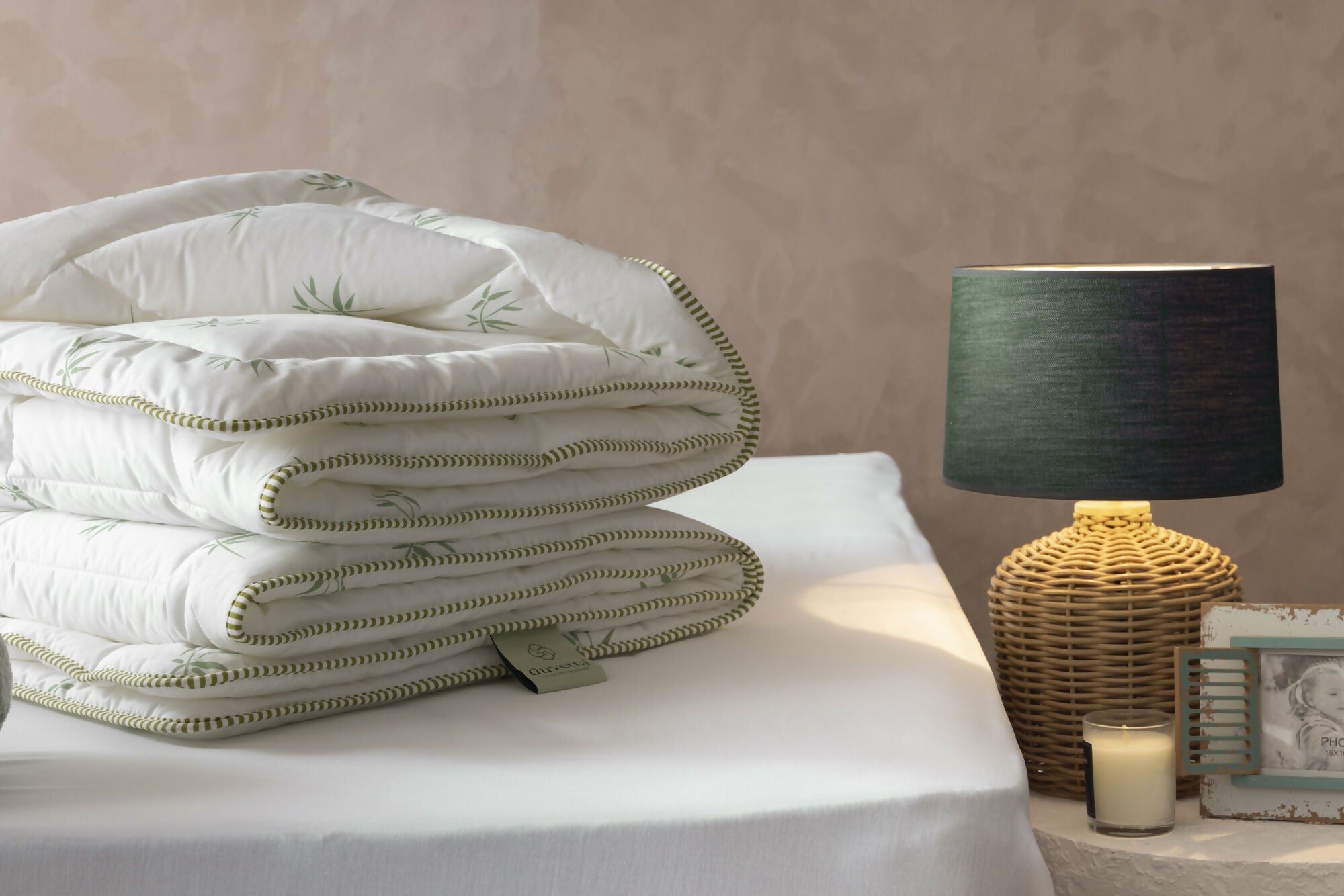 Duvetta Bamboo Comforter with Cotton Fabric Cover -All Season Useable- Machine Washable Duvet-Medium Weight Quilt (Queen U.S. Standard)