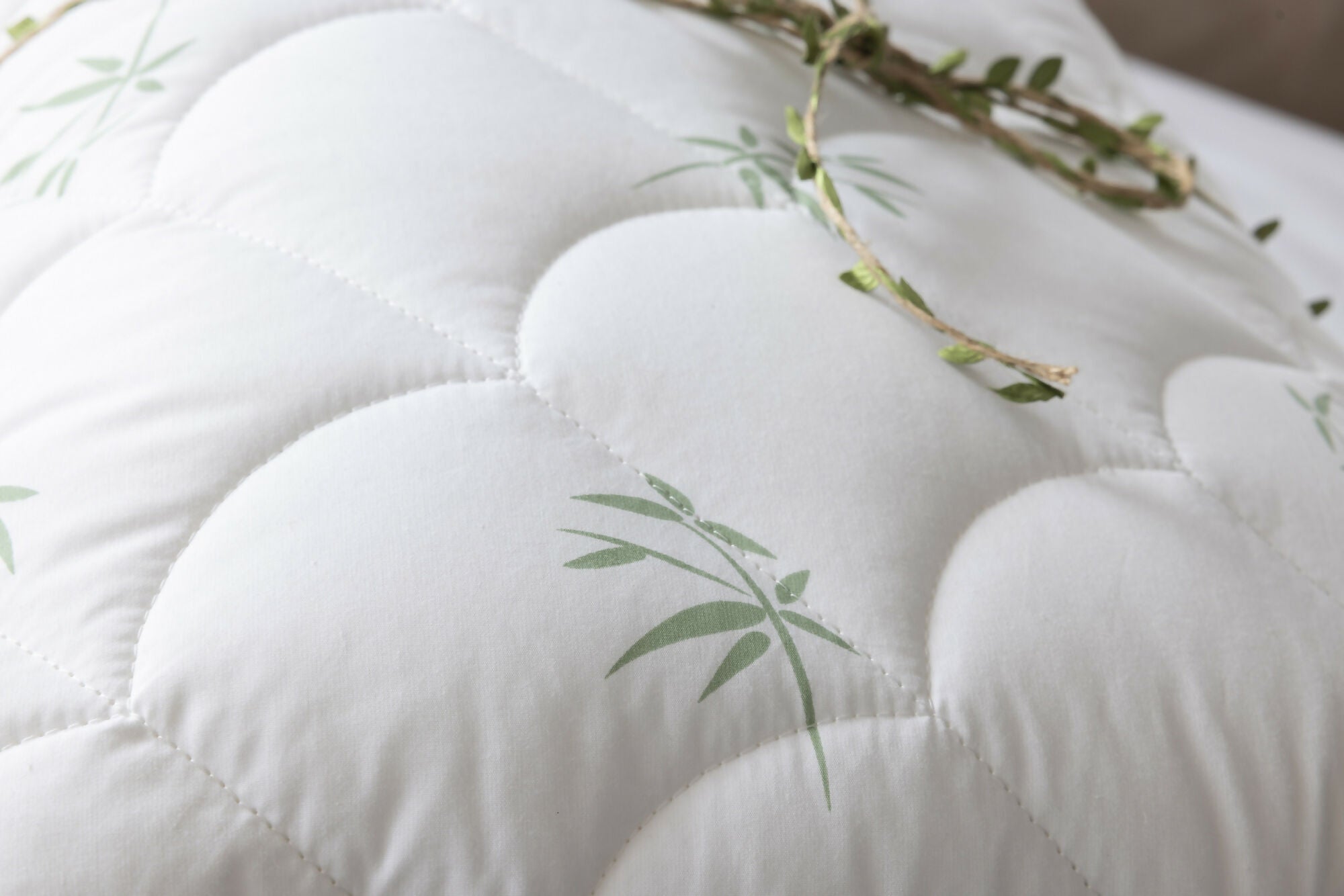 Duvetta Bamboo Comforter with Cotton Fabric Cover -All Season Useable- Machine Washable Duvet-Medium Weight Quilt (Queen U.S. Standard)