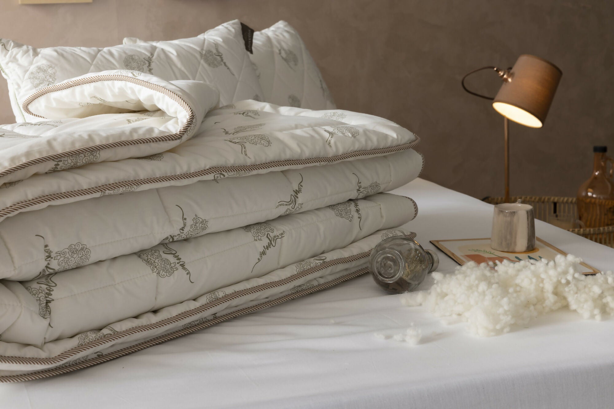 Duvetta 100% Wool Comforter with Cotton Fabric Cover Premium Quality New Zealand Wool-All Season Useable- Machine Washable Duvet-Medium Weight Quilt (Queen (U.S. Standard), 1, Unit)