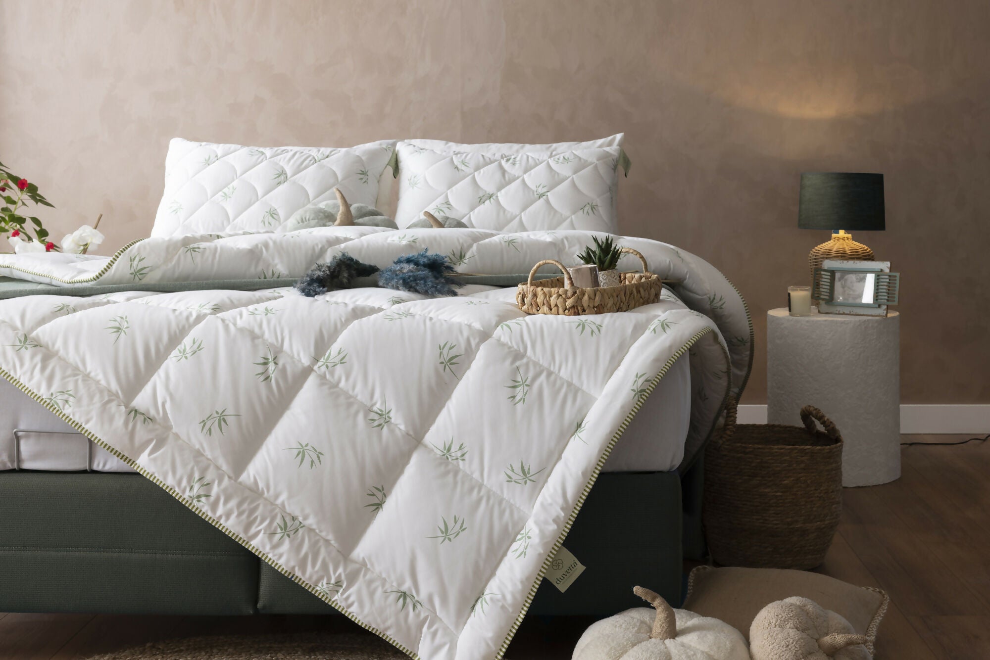 Duvetta Bamboo Comforter with Cotton Fabric Cover -All Season Useable- Machine Washable Duvet-Medium Weight Quilt (Queen U.S. Standard)