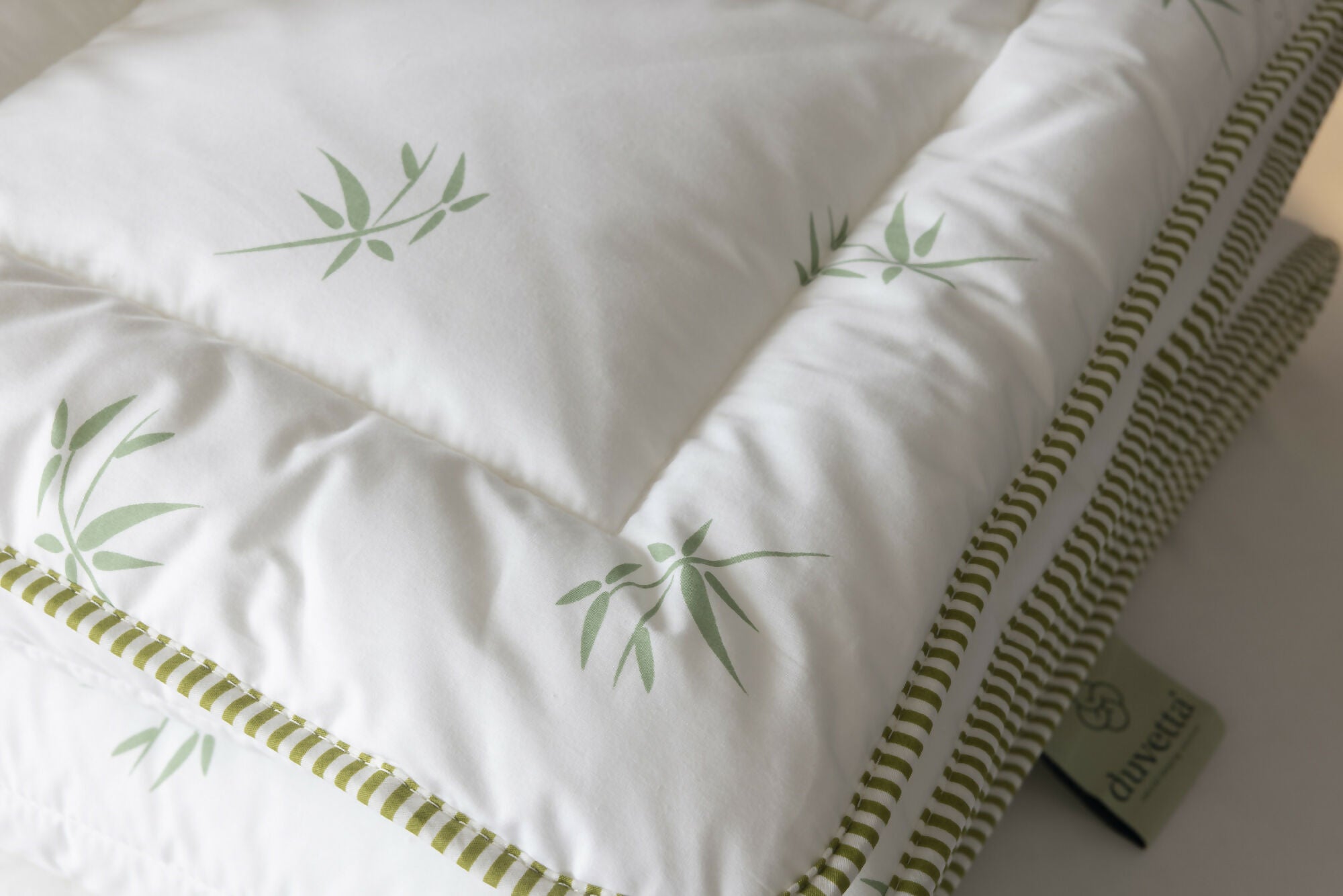 Duvetta Bamboo Comforter with Cotton Fabric Cover -All Season Useable- Machine Washable Duvet-Medium Weight Quilt (Twin)