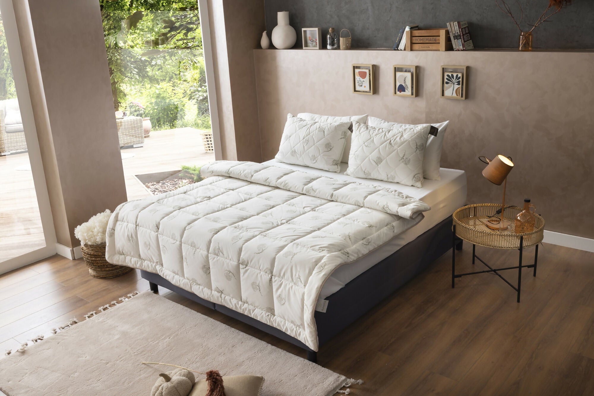 Duvetta 100% Wool Comforter with Cotton Fabric Cover Premium Quality New Zealand Wool-All Season Useable- Machine Washable Duvet-Medium Weight Quilt (Queen (U.S. Standard), 1, Unit)