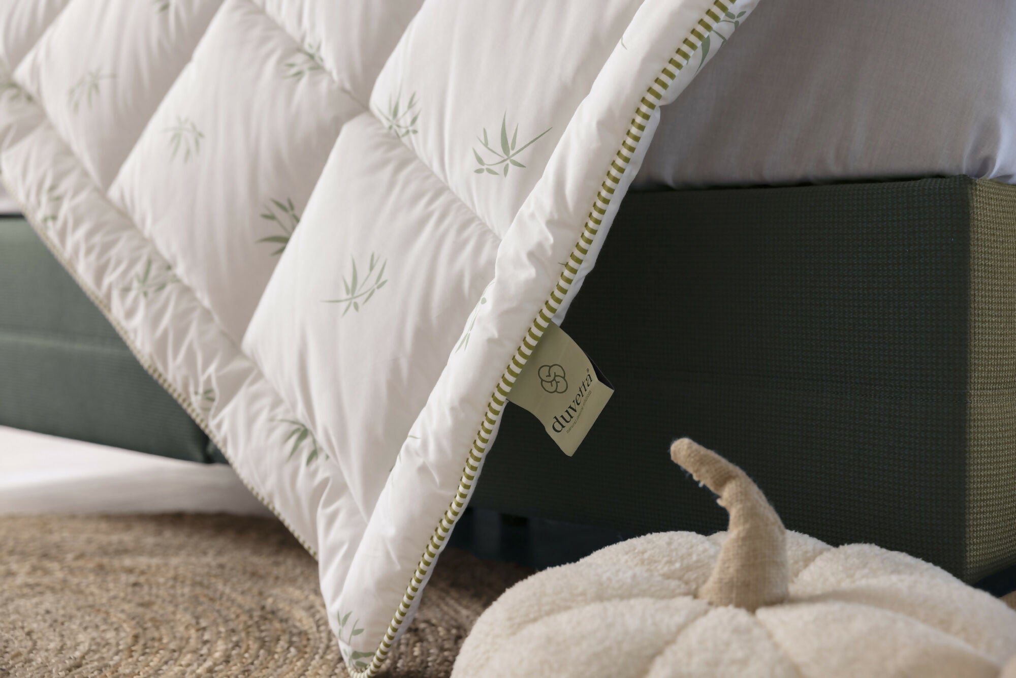 Duvetta Bamboo Comforter with Cotton Fabric Cover -All Season Useable- Machine Washable Duvet-Medium Weight Quilt (Twin)