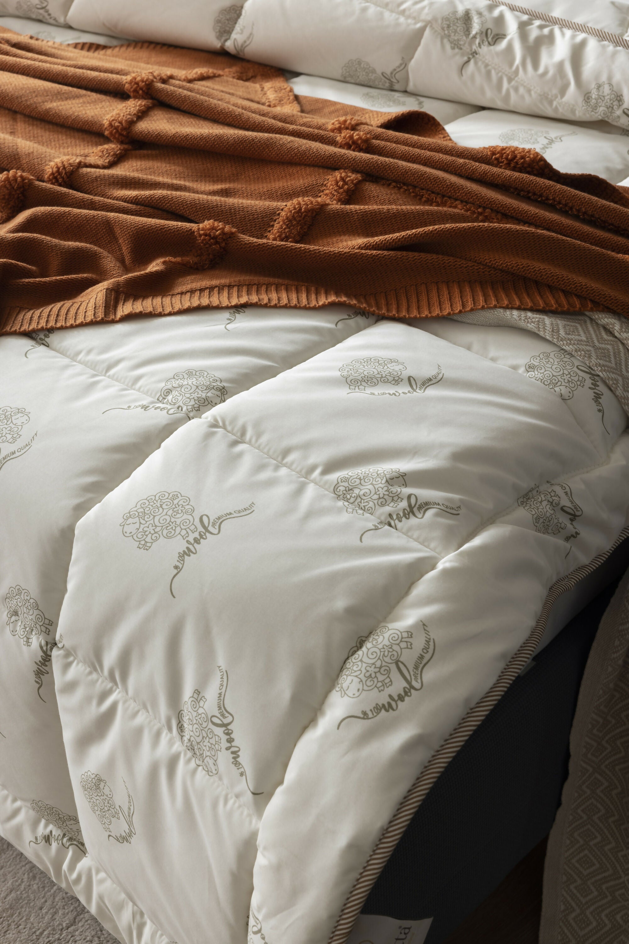 Duvetta 100% Wool Comforter with Cotton Fabric Cover Premium Quality New Zealand Wool-All Season Useable- Machine Washable Duvet-Medium Weight Quilt (King U.S. Standard), 1 Unit