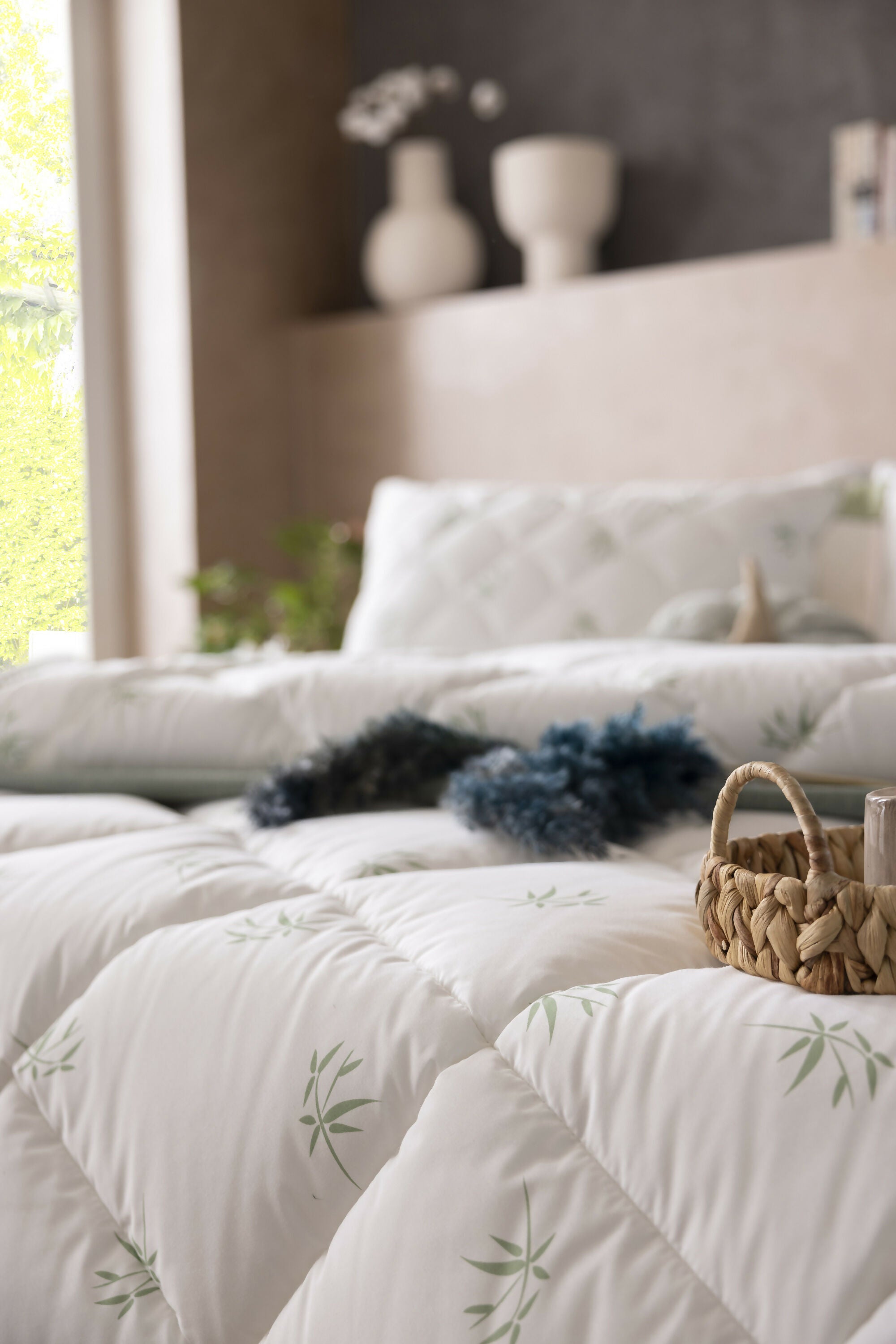 Duvetta Bamboo Comforter with Cotton Fabric Cover -All Season Useable- Machine Washable Duvet-Medium Weight Quilt (King U.S. Standard)