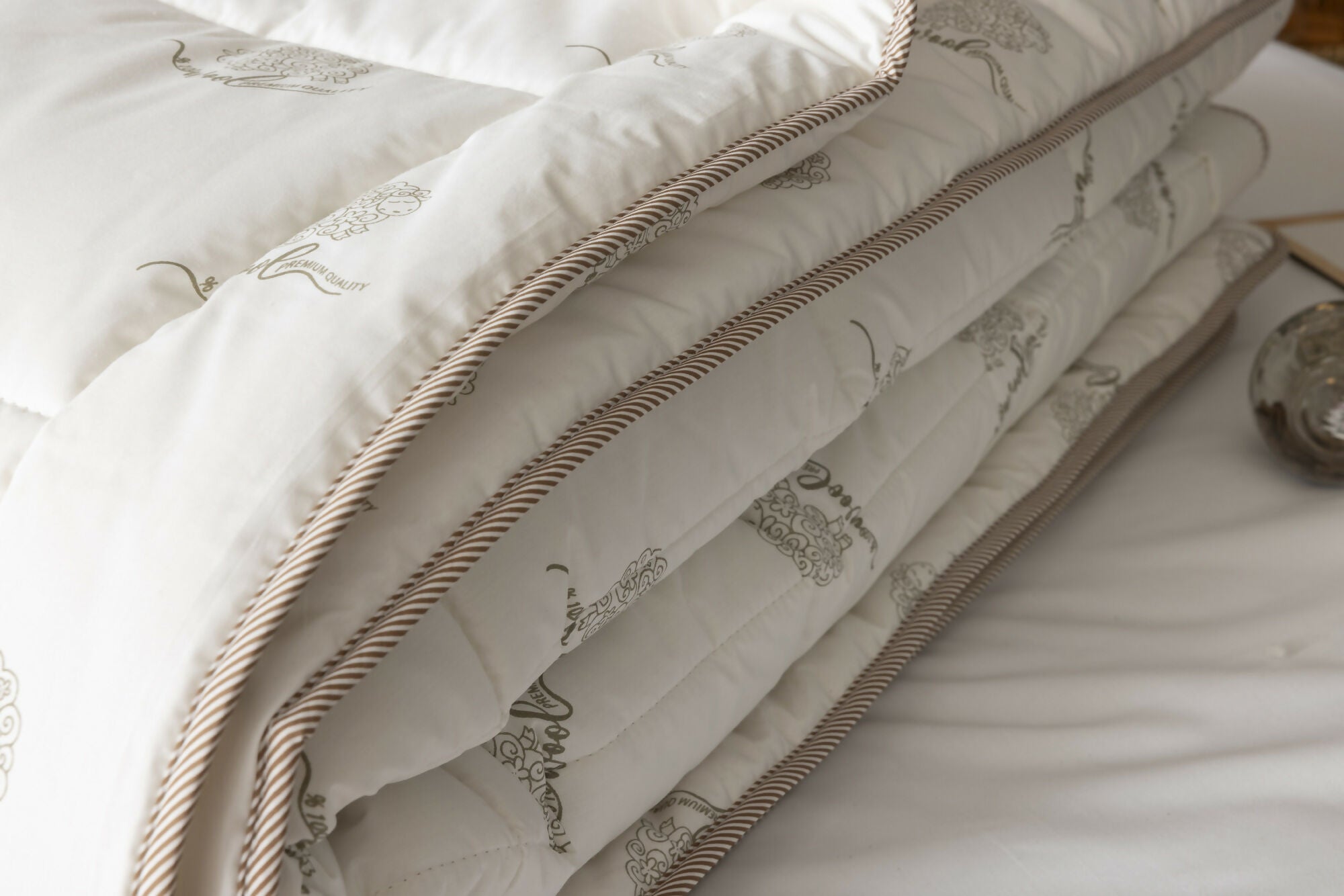 Duvetta 100% Wool Comforter with Cotton Fabric Cover Premium Quality New Zealand Wool-All Season Useable- Machine Washable Duvet-Medium Weight Quilt (Queen (U.S. Standard), 1, Unit)