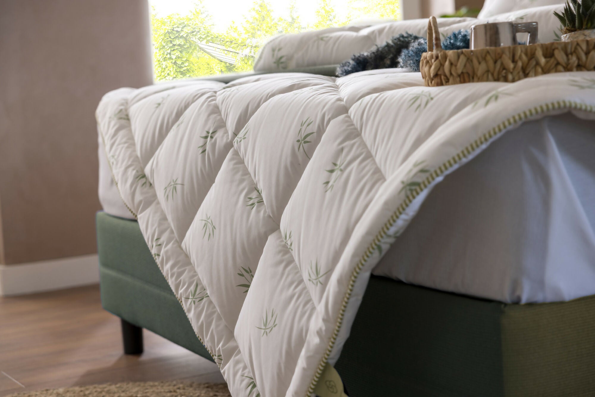 Duvetta Bamboo Comforter with Cotton Fabric Cover -All Season Useable- Machine Washable Duvet-Medium Weight Quilt (Twin)