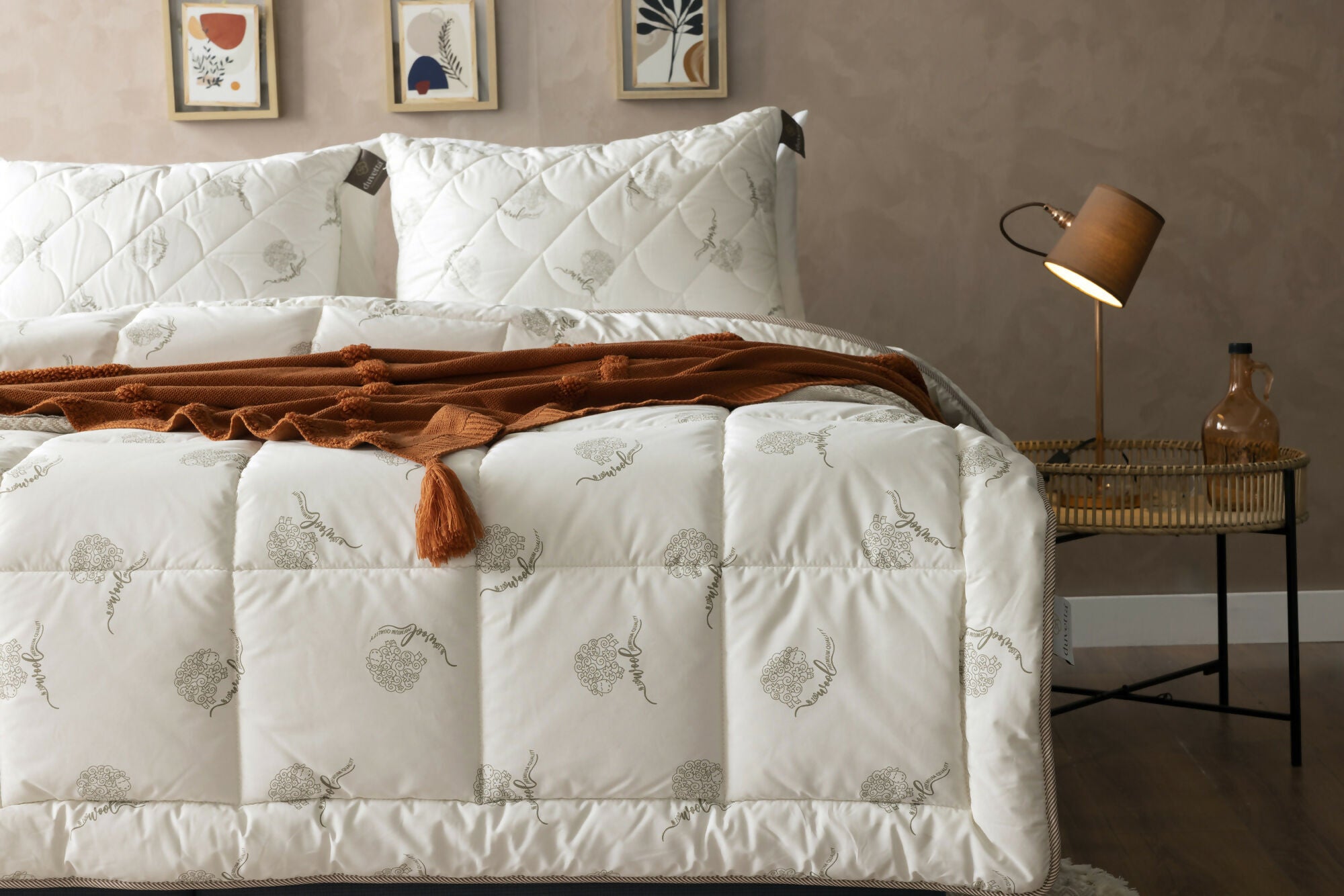 Duvetta 100% Wool Comforter with Cotton Fabric Cover Premium Quality New Zealand Wool-All Season Useable- Machine Washable Duvet-Medium Weight Quilt (King U.S. Standard), 1 Unit