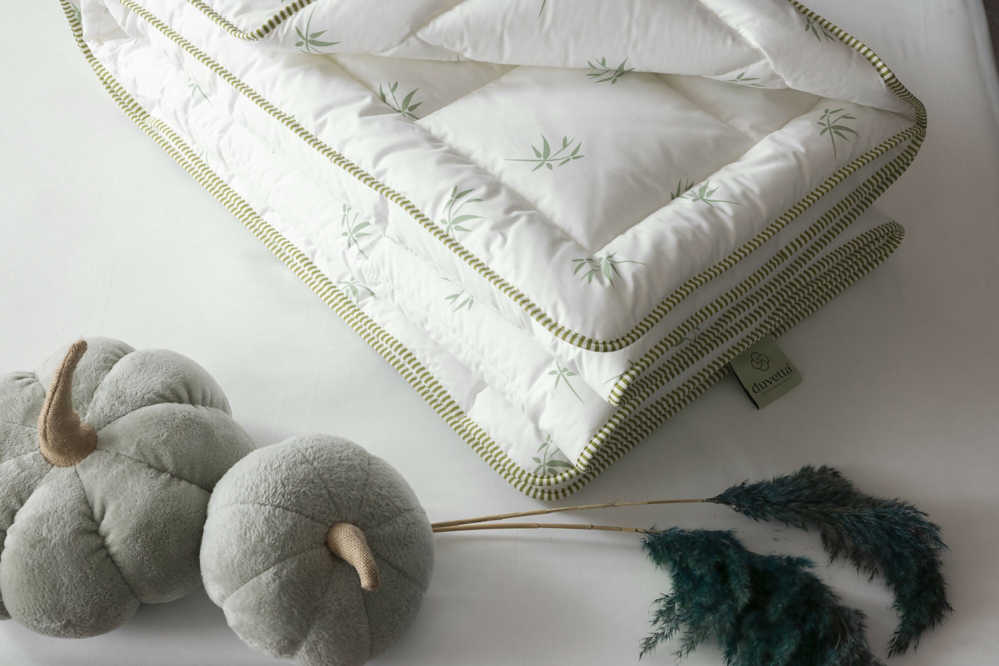 Duvetta Bamboo Comforter with Cotton Fabric Cover -All Season Useable- Machine Washable Duvet-Medium Weight Quilt (King U.S. Standard)